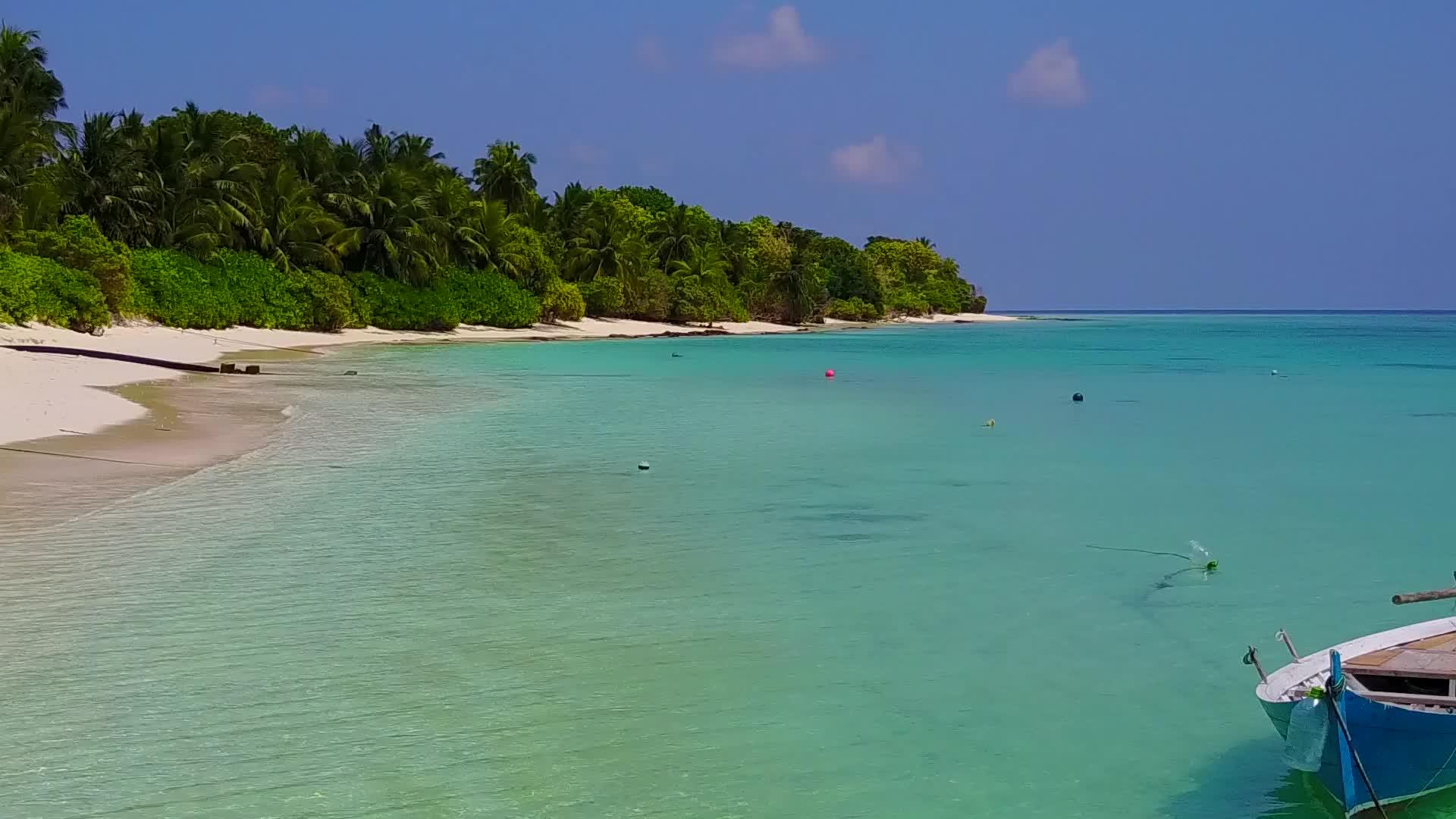 蓝绿色的大海以白色沙滩为背景是缓慢的海滩时间的抽象观察视频的预览图