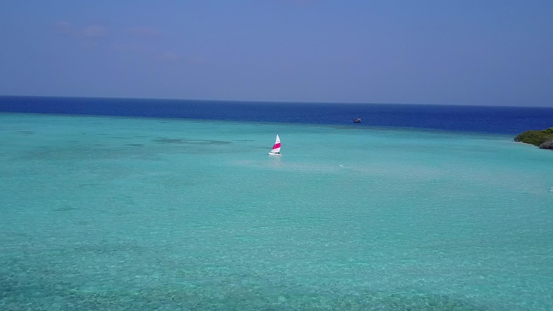 完美的无人驾驶海滩旅行与透明的海洋和白色的海滩背景视频的预览图
