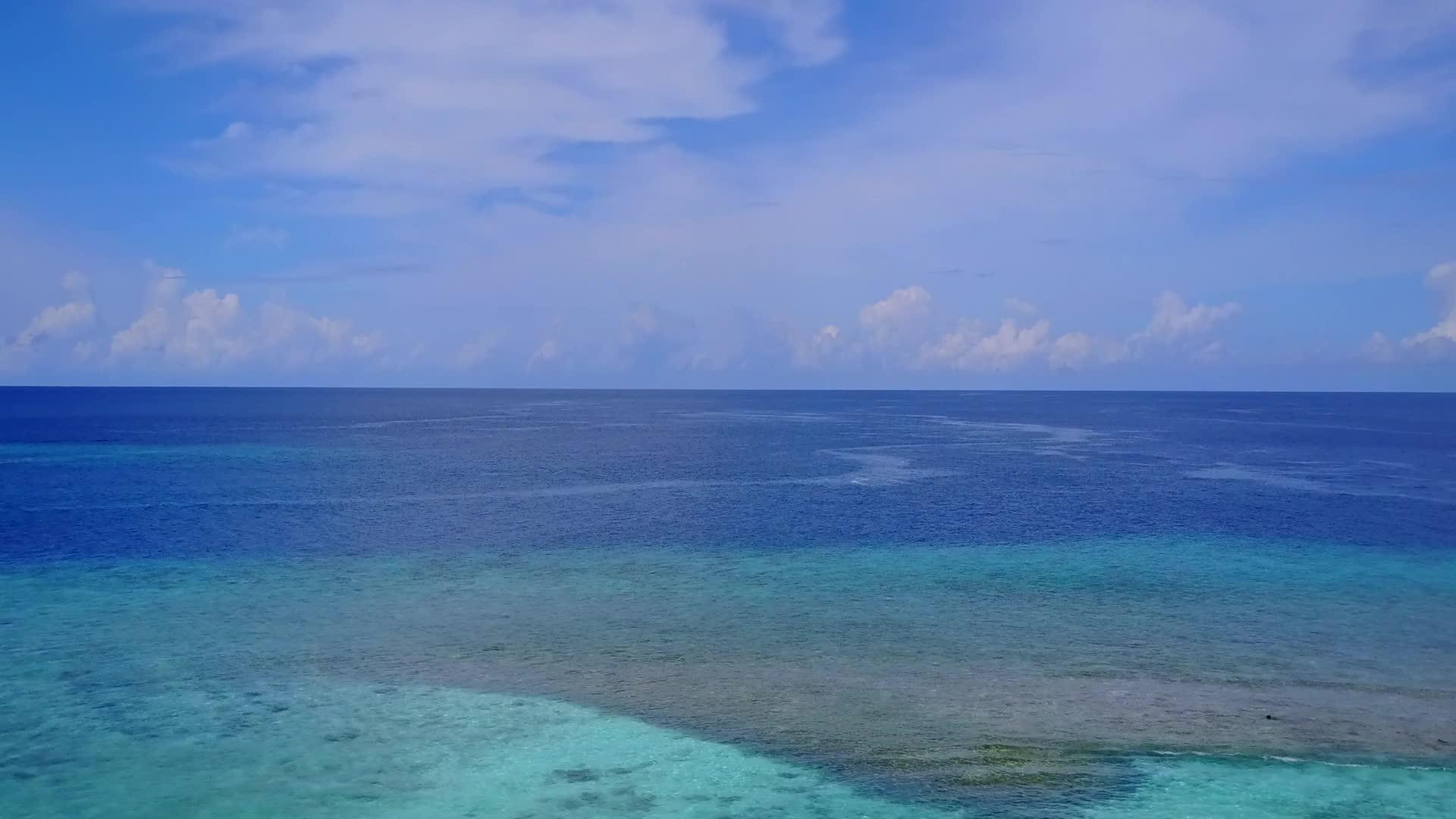 以蓝绿色海和白色海滩为背景的海滨度假胜地视频的预览图