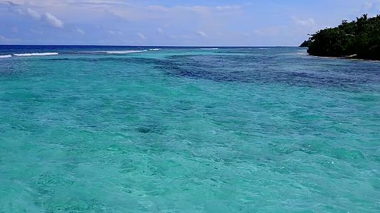完美的滨海海滩以蓝海和白色海滩为背景空中观景场景断裂视频的预览图