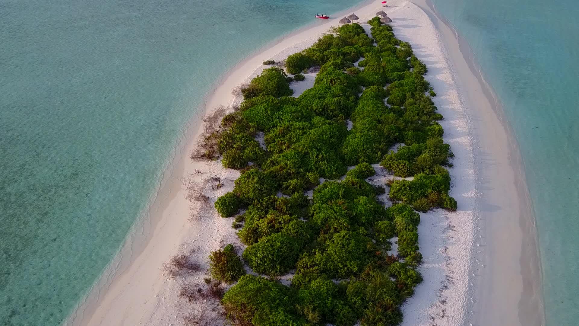 天堂海岸海滩的冒险空中景观由蓝海和干净的沙质背景组成视频的预览图