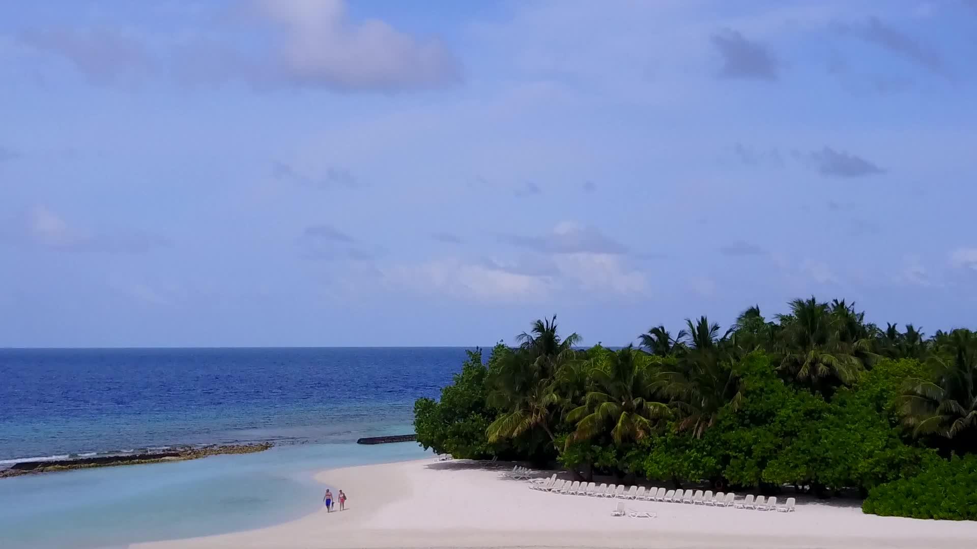 热带岛屿海滩通过透明的白色沙沙背景在海洋中航行视频的预览图