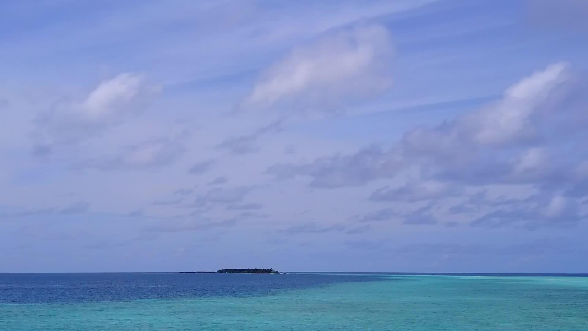 蓝色海洋和白色海滩背景下田园诗般的海湾海滩之旅视频的预览图