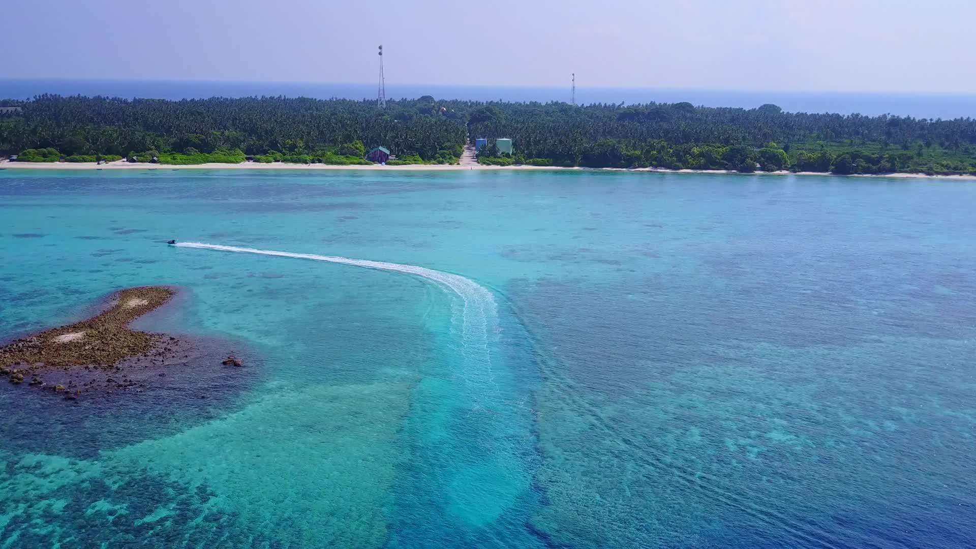 以蓝水和浅沙为背景的热带旅游海滩以蓝水和浅沙为航程视频的预览图