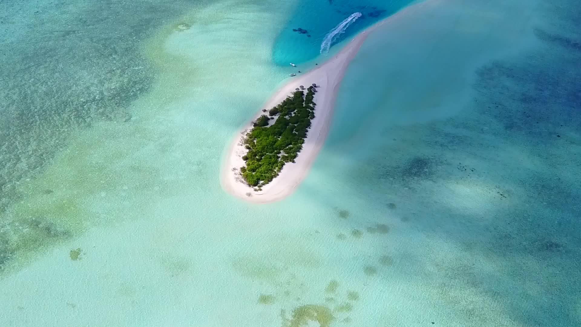 利用蓝色的水和干净的沙滩背景观看海滩的天堂视频的预览图