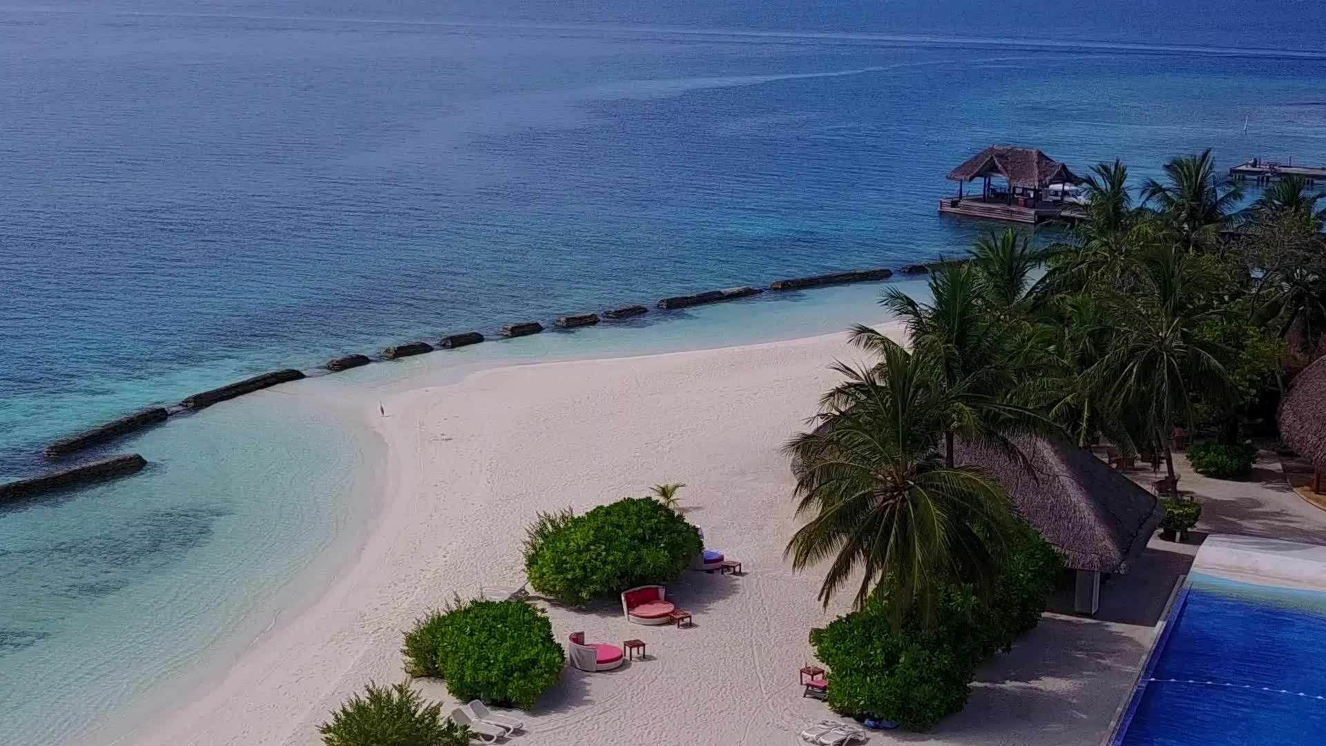 完美的海湾海滩航程以透明的白色沙滩为背景以水为生视频的预览图