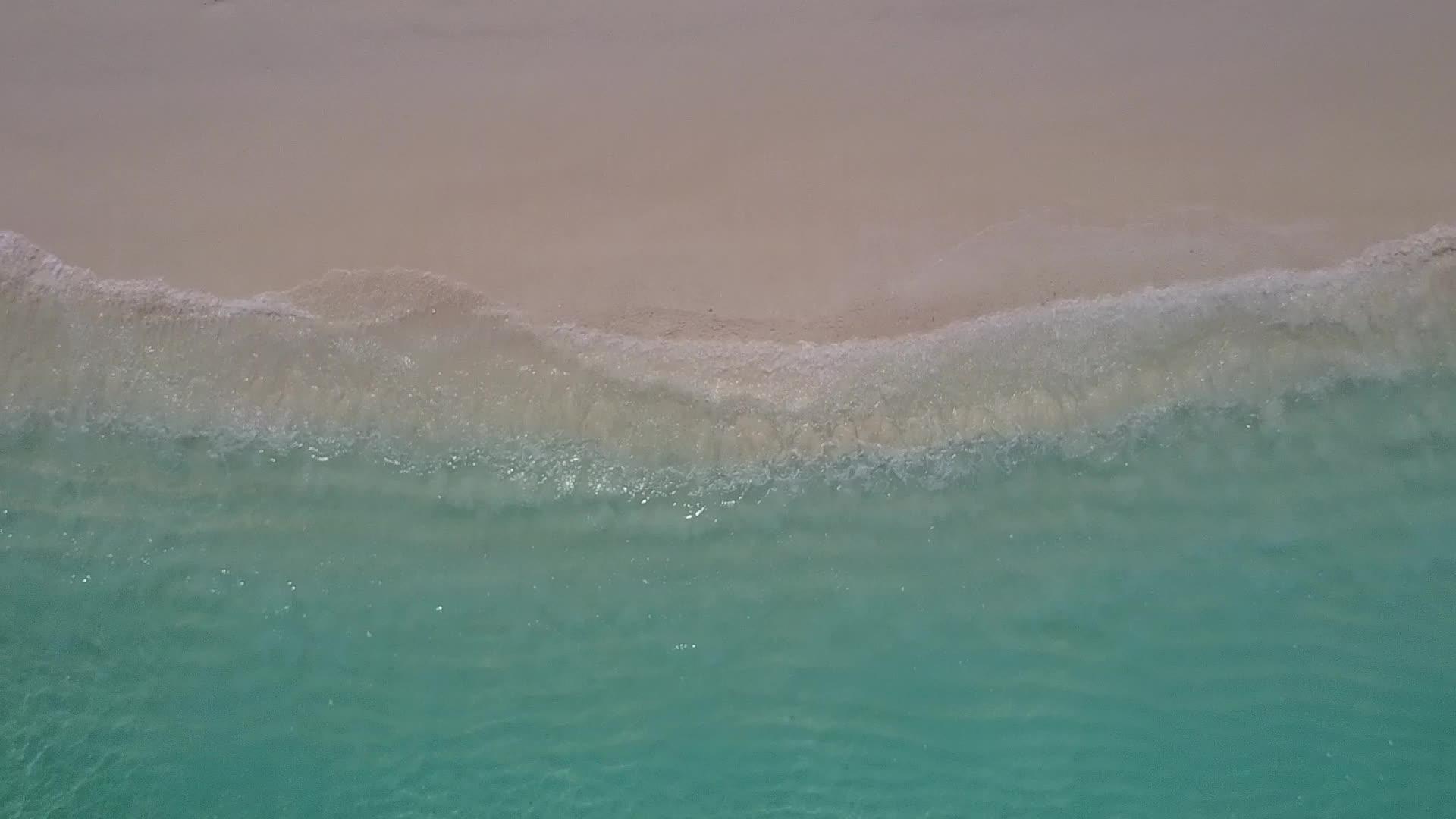 蓝绿色海滨海滩度假空中无人机旅游视频的预览图