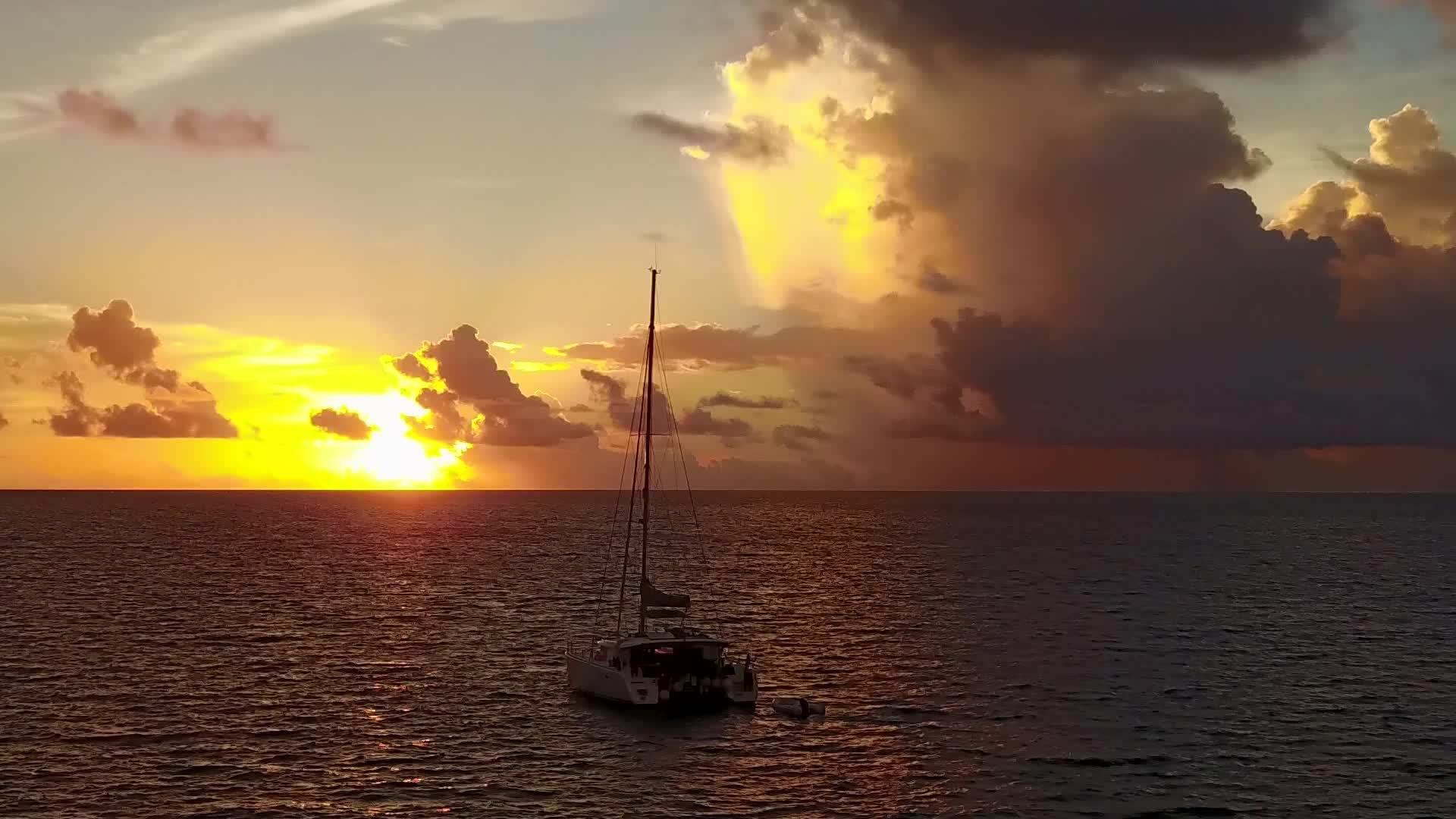 海洋中的帆船视频的预览图