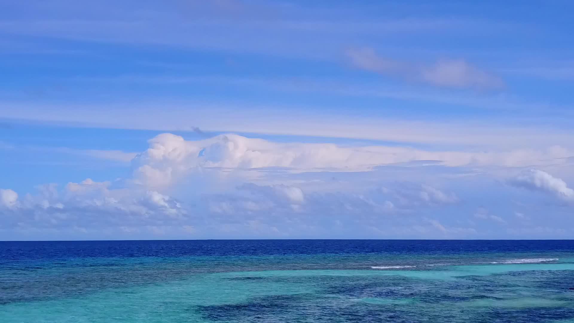 天堂湾海滩海滩的背景总结为清澈的环礁湖和白色的沙子视频的预览图