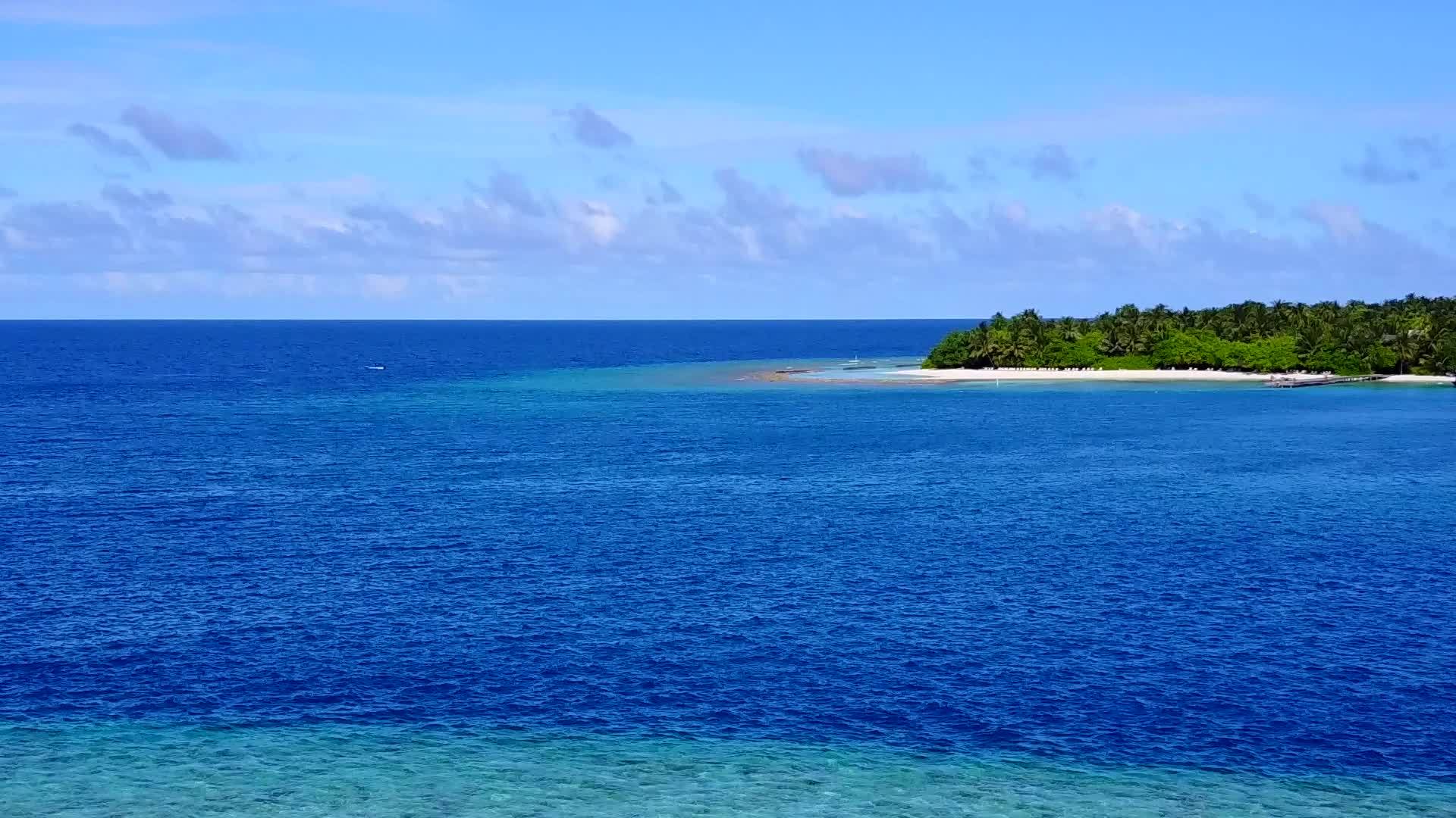 美丽的环礁湖海滩风景空中无人驾驶飞机景观由绿海和明亮视频的预览图