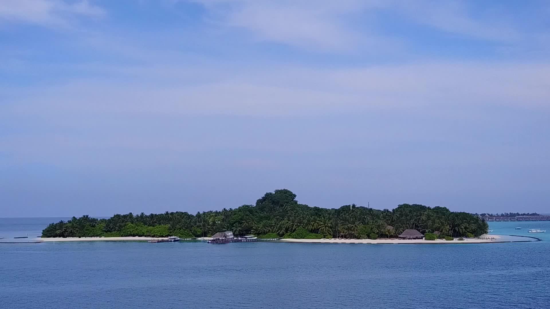 蓝色环礁有一个白色的沙滩背景视频的预览图