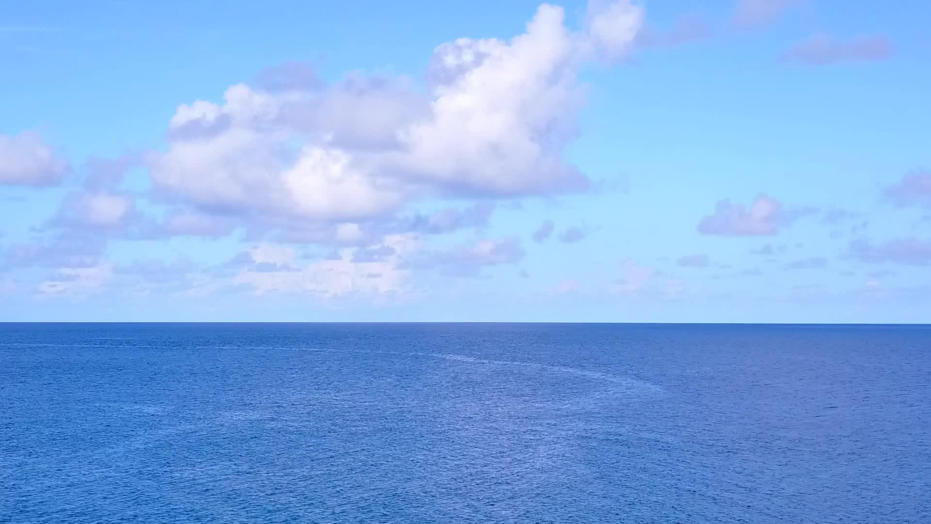 以透明的方式打破海滩透明的白色沙滩背景视频的预览图