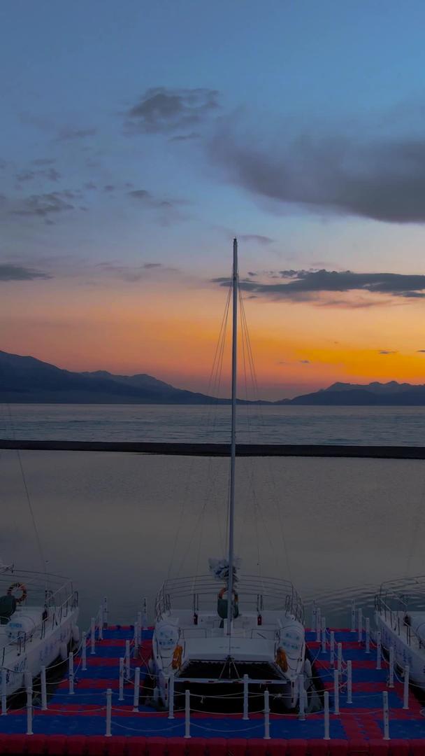赛里木湖畔停泊着5A纯净美丽的游艇航拍视频视频的预览图