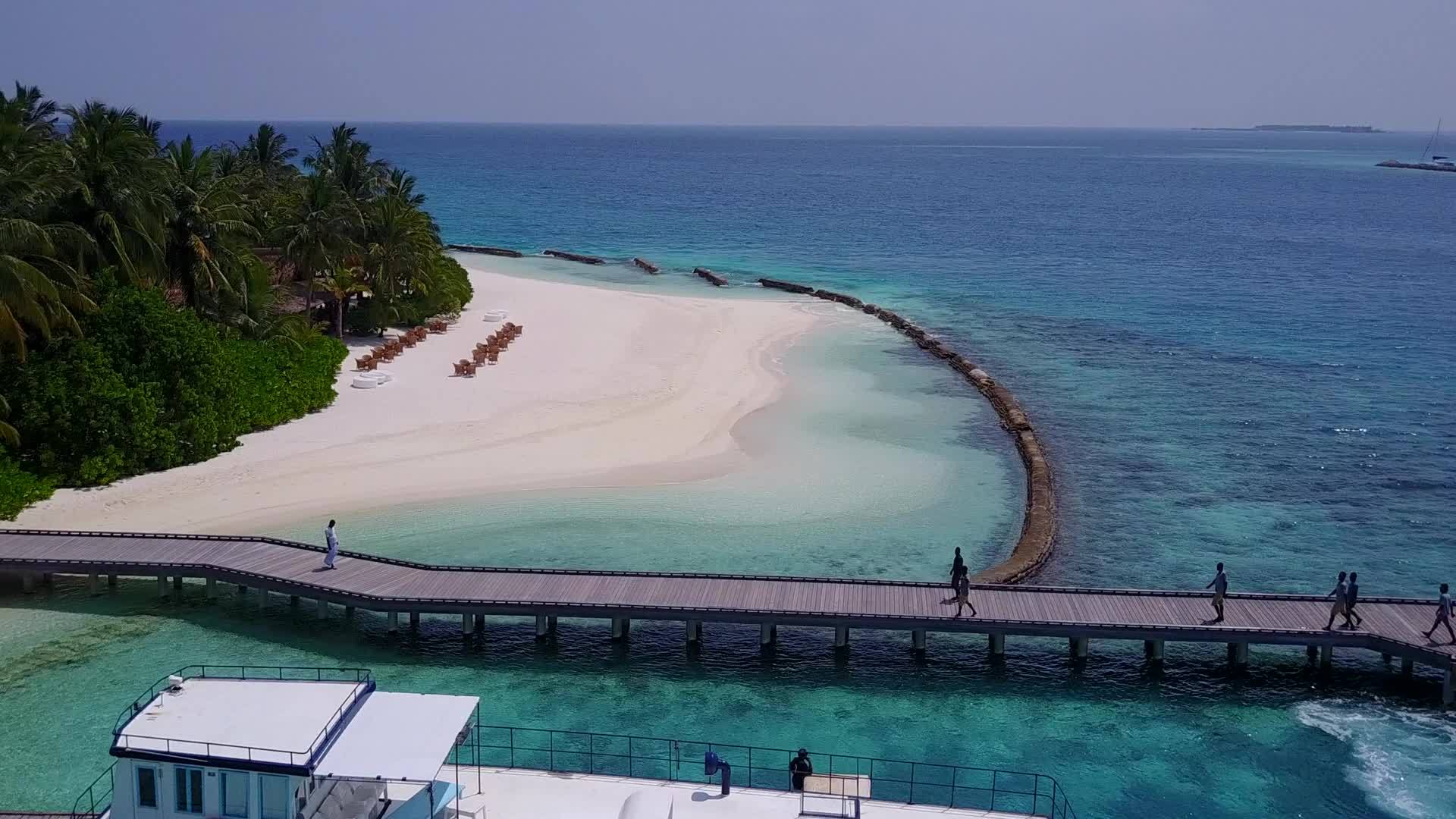 以蓝绿水和白沙为背景的美丽海岸海滩航行视频的预览图