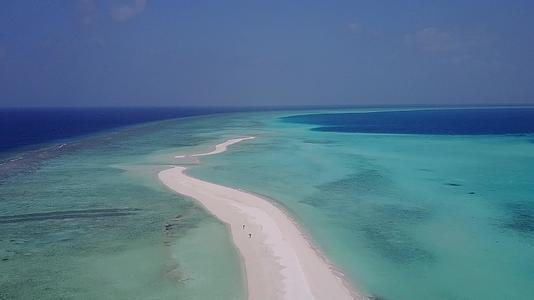 白沙背景透明海洋热带海滩冒险空中无人机全景视频的预览图