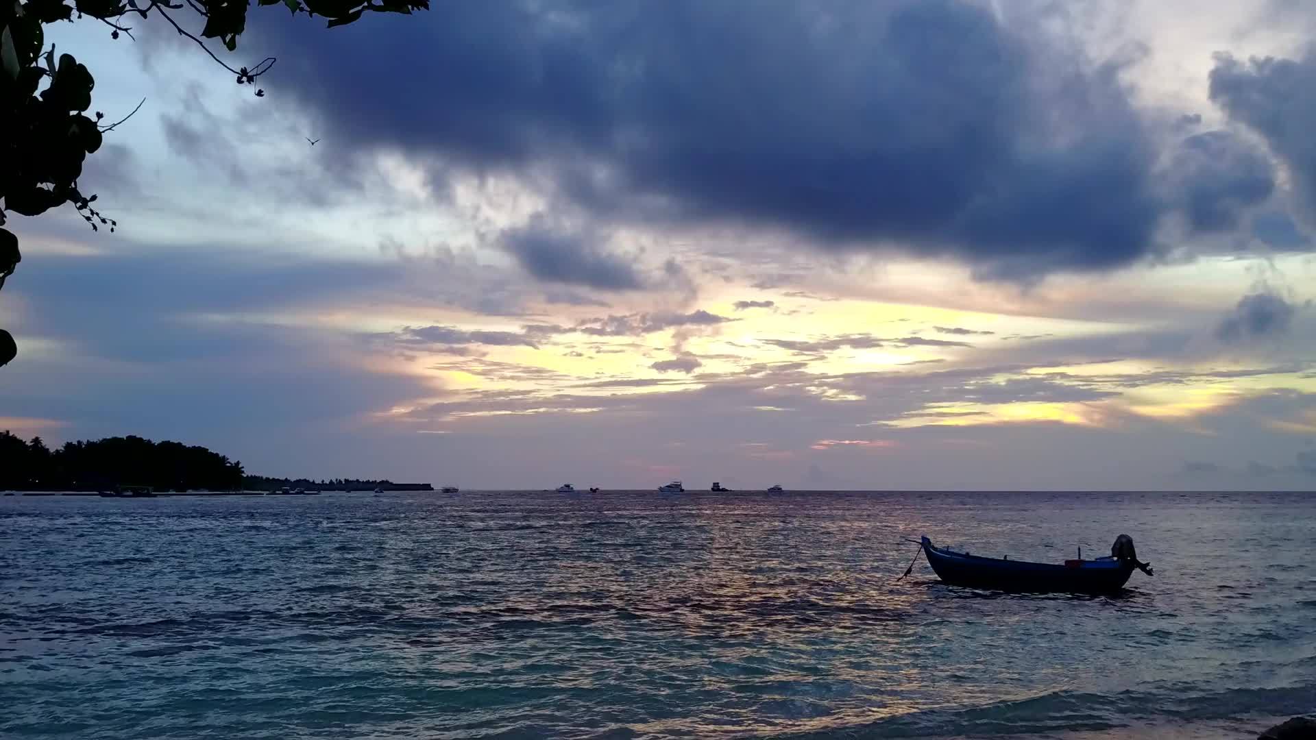 热带蓝水环礁湖和浅沙热带度假胜地海滩生活方式视频的预览图