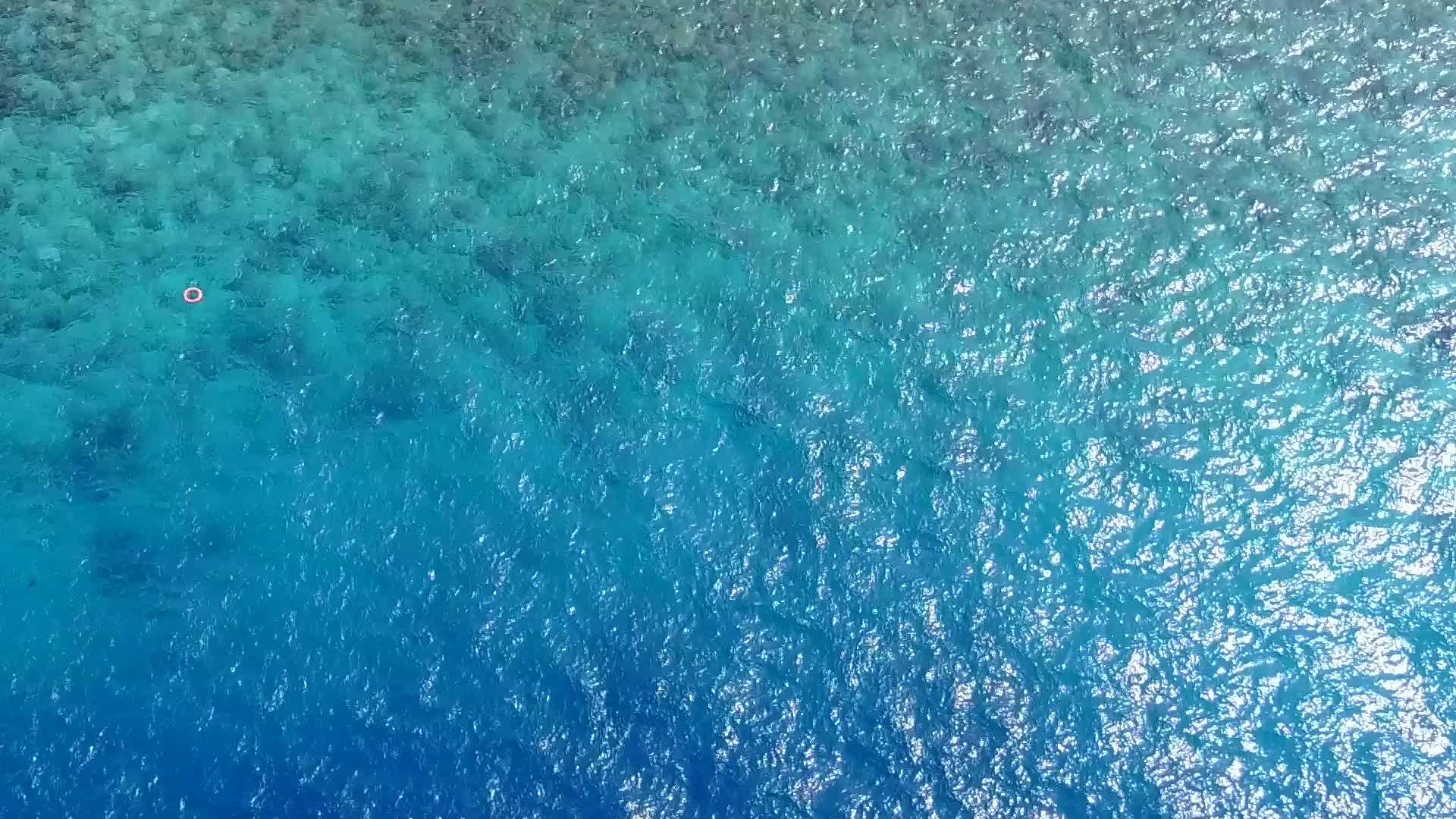 蓝色环礁湖和白色沙滩背景的美丽旅游海滩生活方式视频的预览图