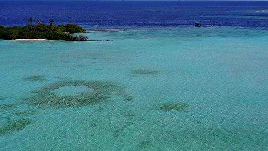 白沙背景水蓝色泻湖热带海湾海滩之旅无人机空中性质视频的预览图