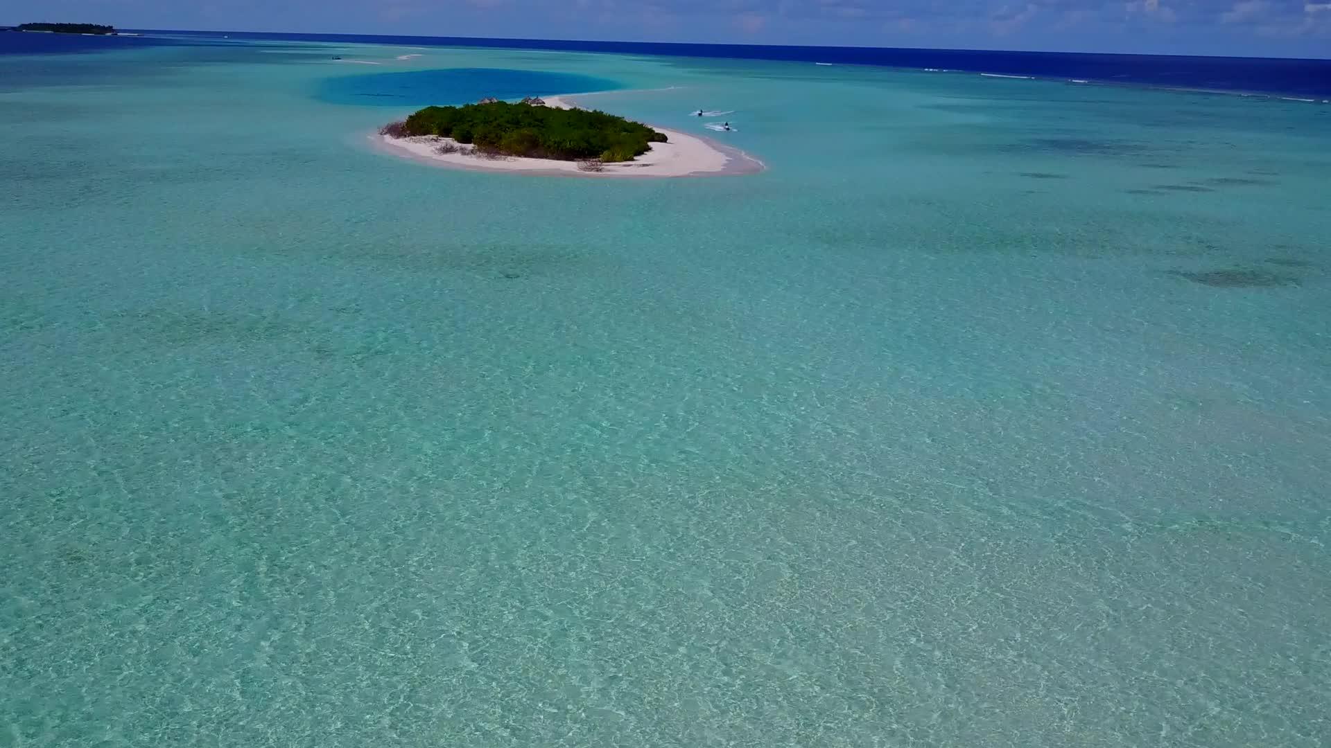 蓝海和白沙背景的环礁湖海滩景观视频的预览图