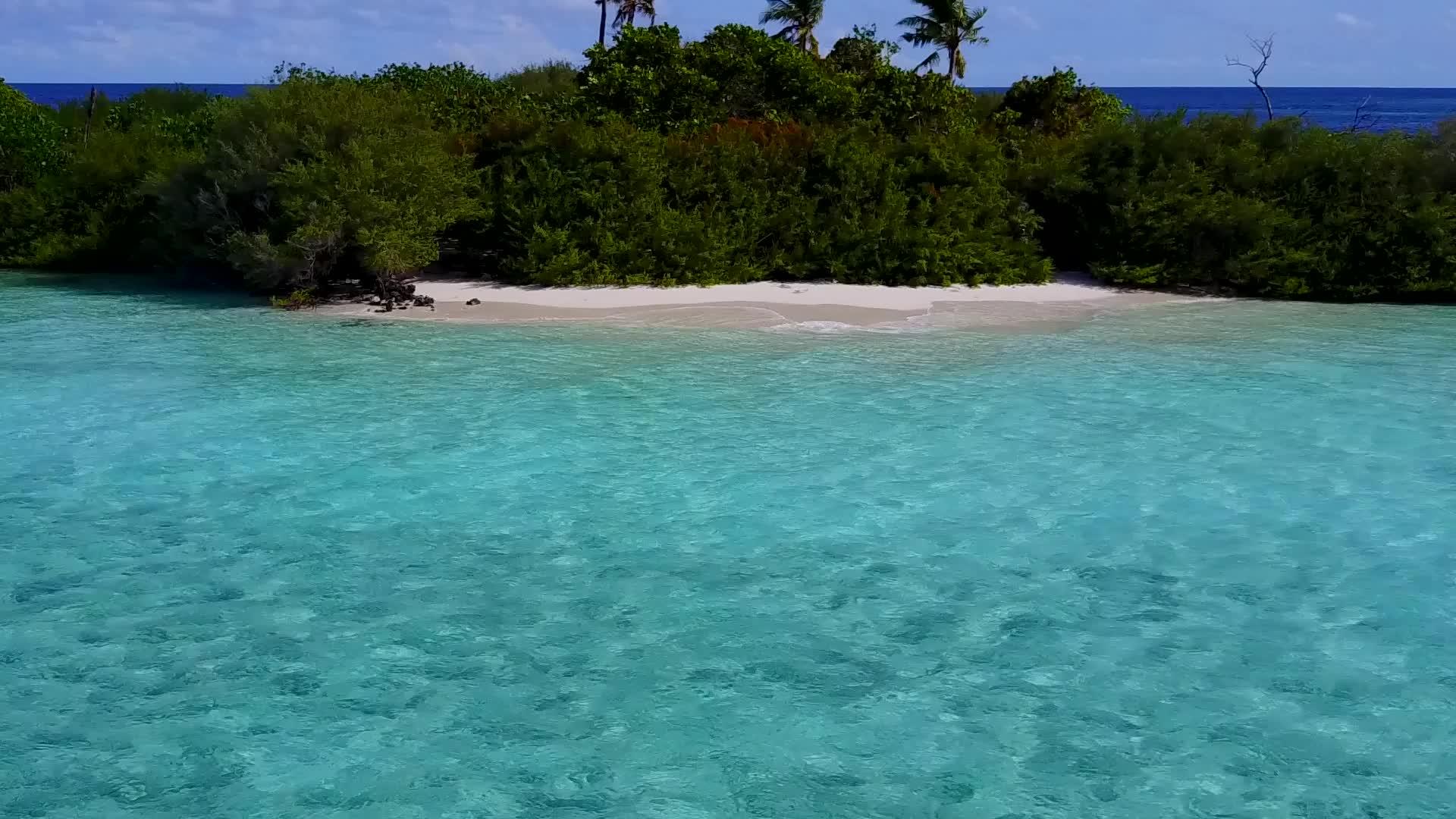 浅沙背景的深蓝色水是缓慢环礁湖海滩时间的海平面风景视频的预览图