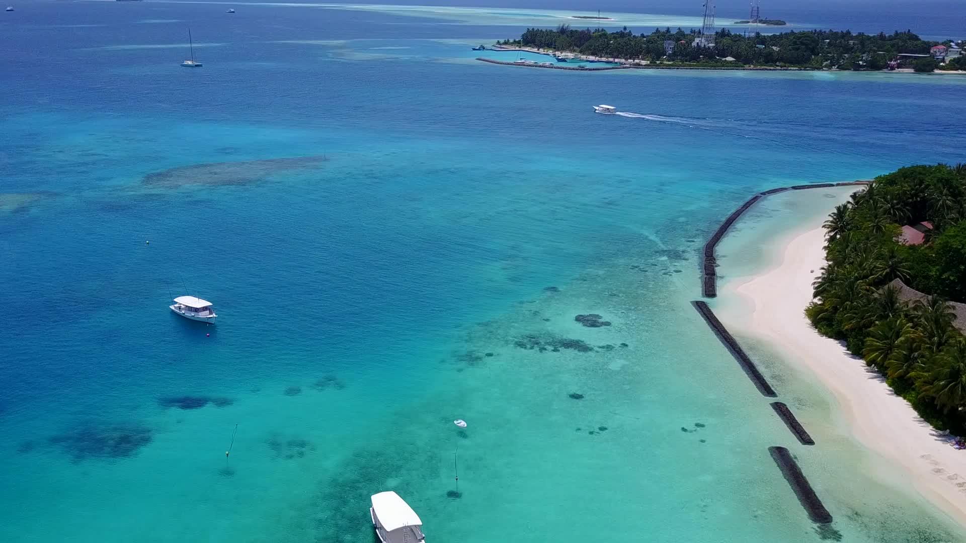 以蓝海和白沙为背景的蓝海是一个间歇性的旅游海滩视频的预览图