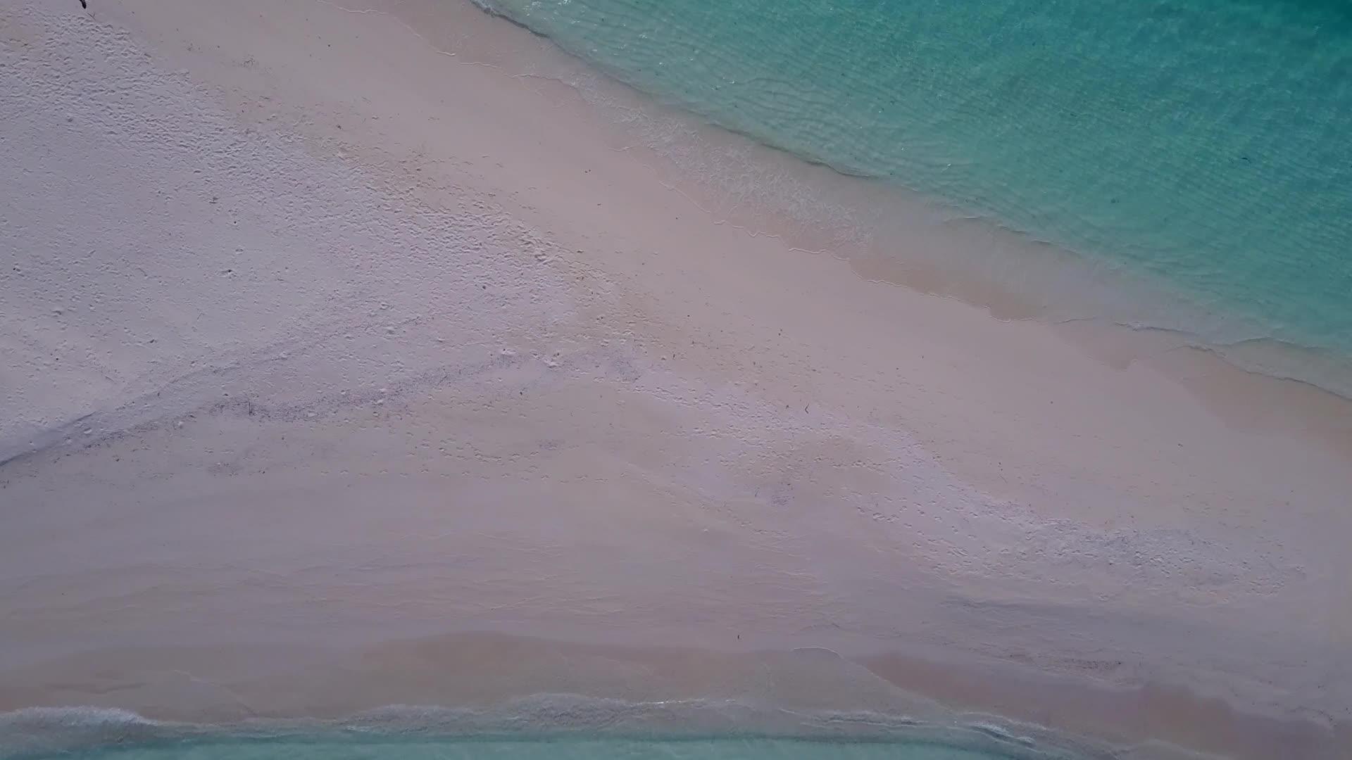 看看美丽的海岸海滩生活方式与蓝色海洋和白色沙尘背景视频的预览图
