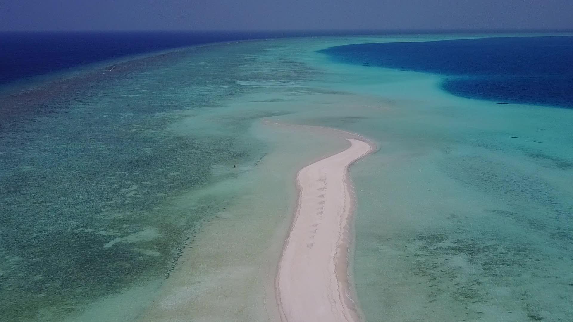 天堂海滨海滩度假的空中天空由水蓝色的海洋和白色组成视频的预览图