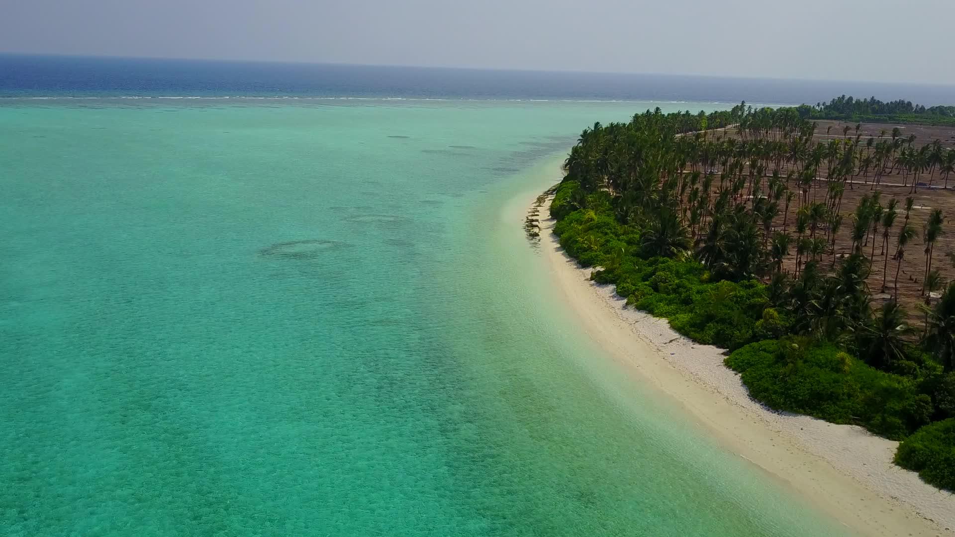 蓝海和白沙的背景是平静的环礁湖海滩探险和无人驾驶飞机视频的预览图