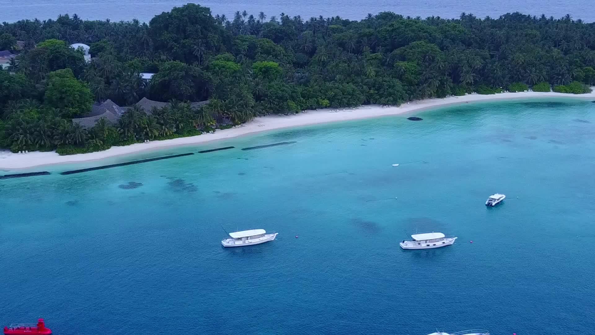 完美的海岸海滩旅行由蓝色环礁和白色沙土背景的蓝色环礁进行视频的预览图