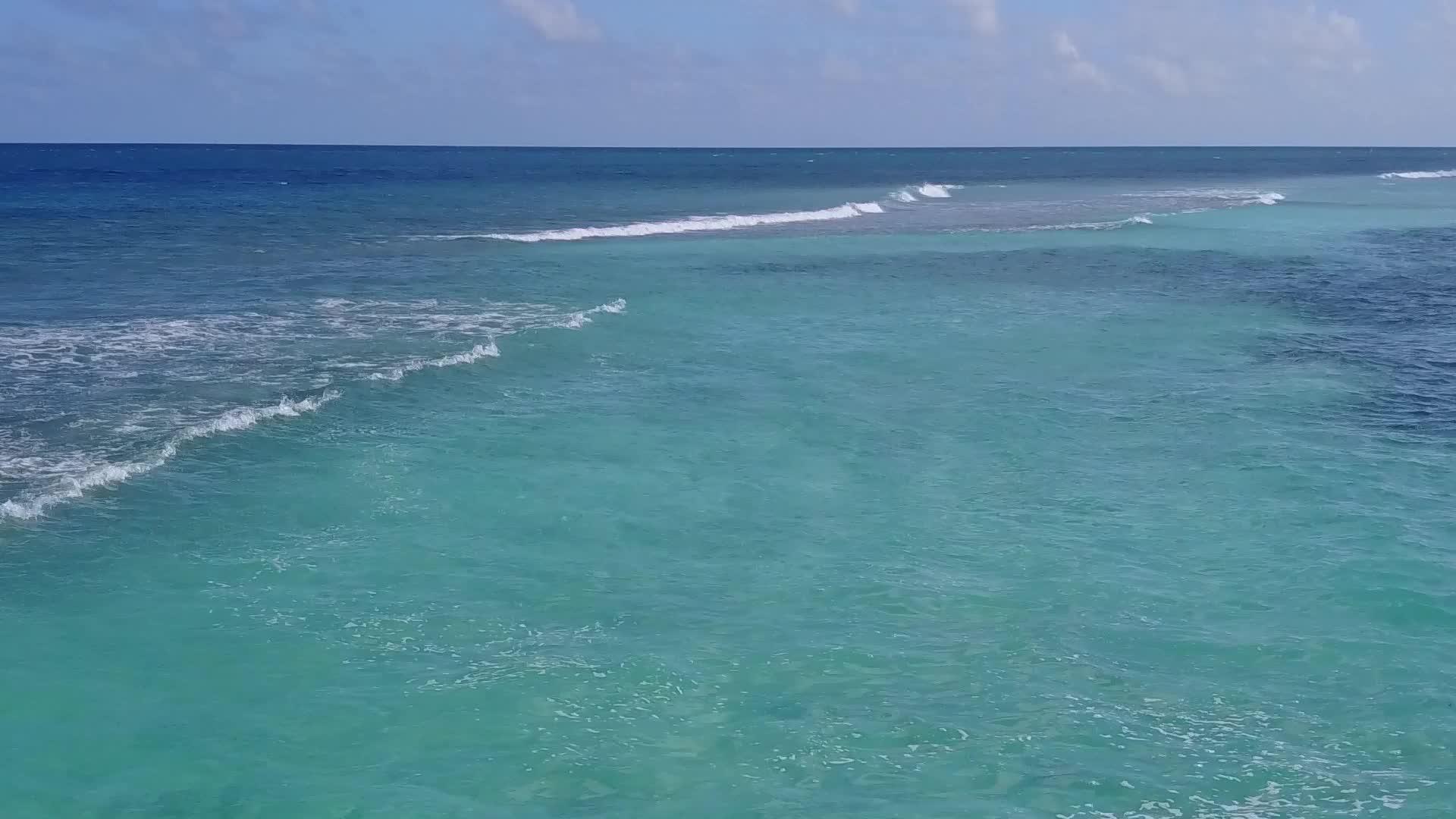 在绿色的海滩上打破海滩以明亮的沙滩背景进行宁静的度假胜地视频的预览图