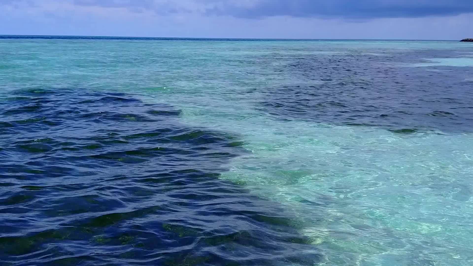 以白沙底浅海为背景背景放松环礁湖海滩时空无人驾驶视频的预览图