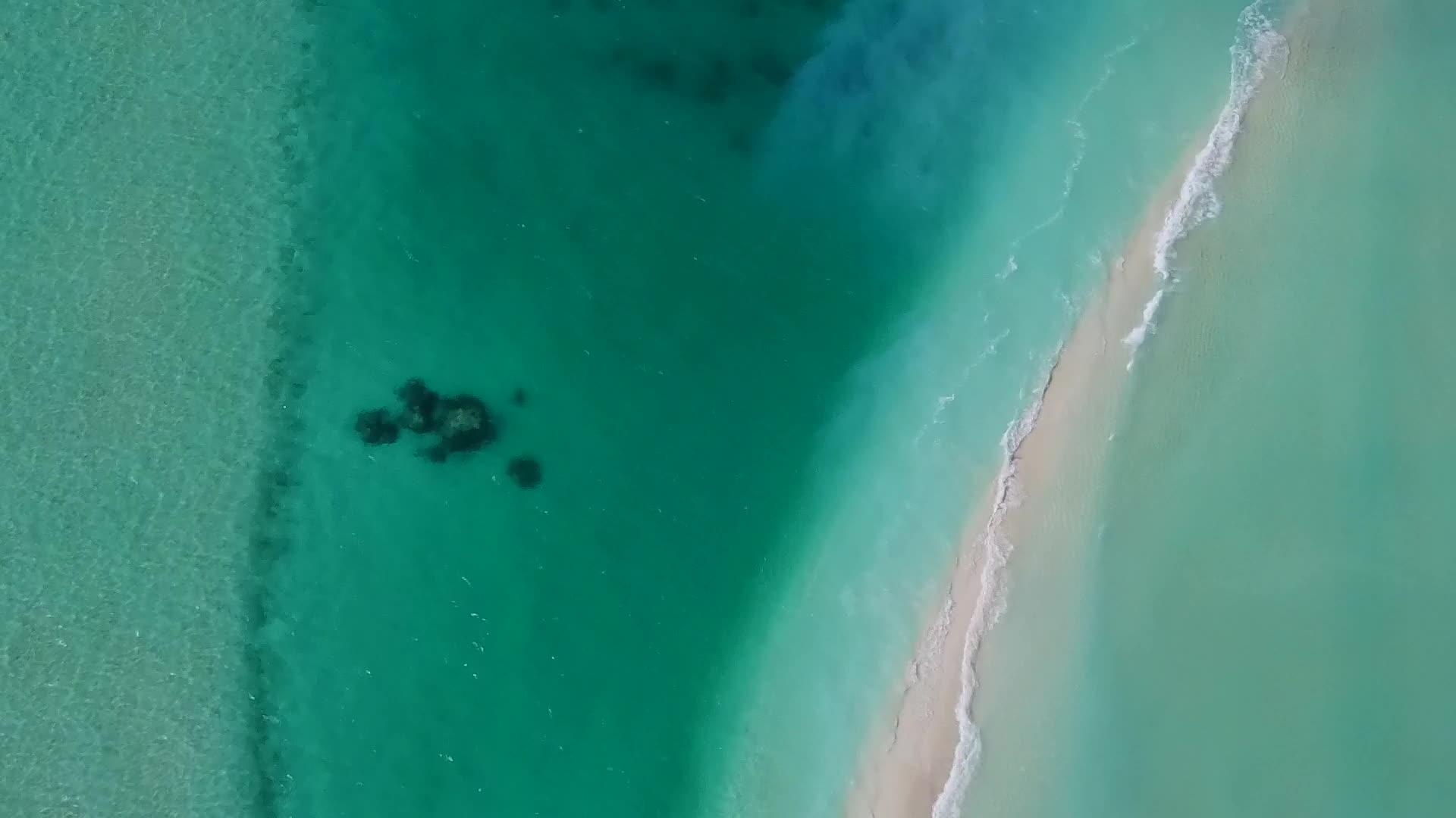 白沙背景浅海完美旅游海滩生活方式空中无人机摘要视频的预览图