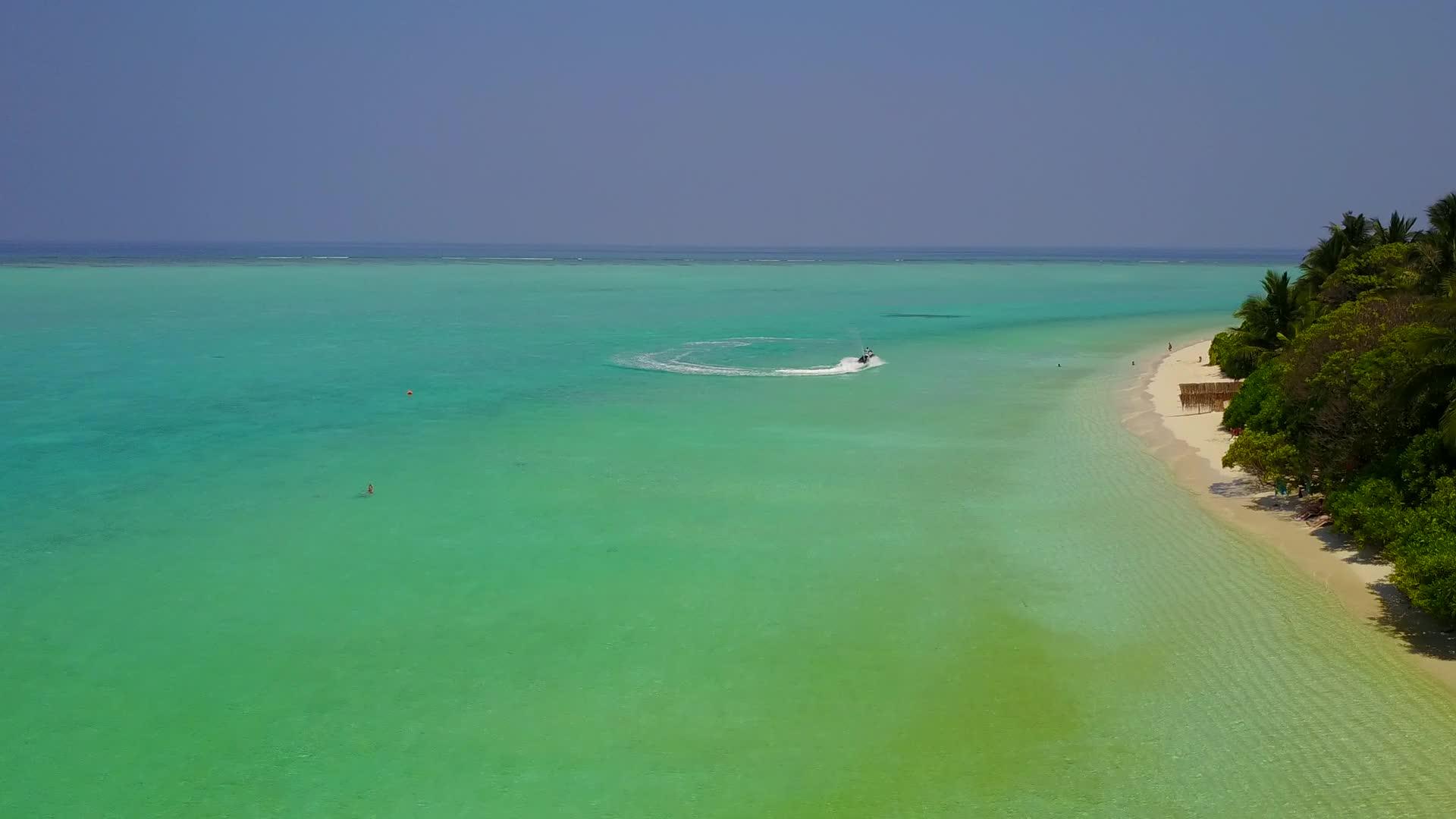 美丽的海岸海滩时间由绿色的海洋和白色的沙子组成在空中无人驾驶视频的预览图