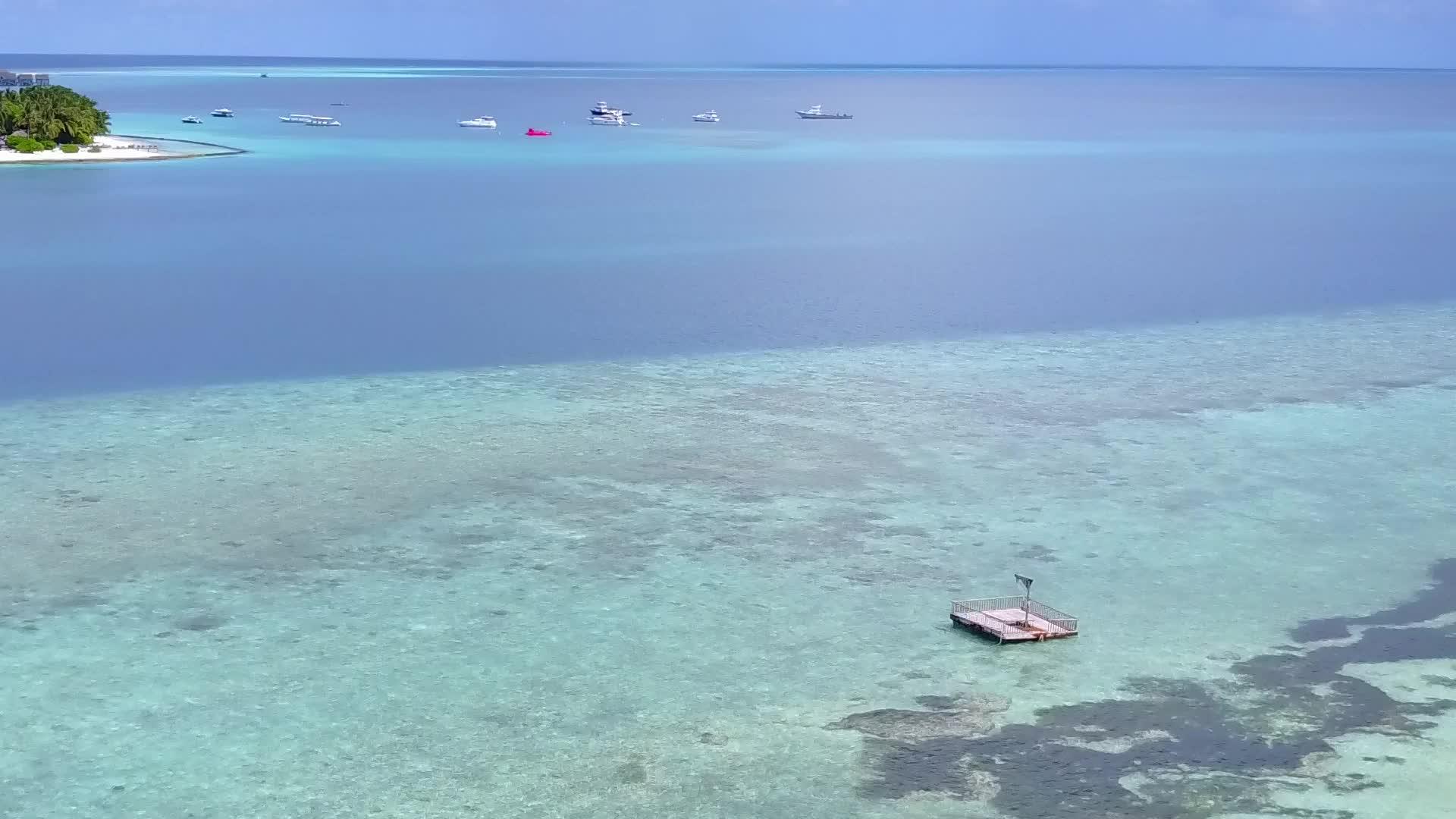 蓝色环礁利用蓝色环礁和白色沙滩背景观赏天堂海滩视频的预览图