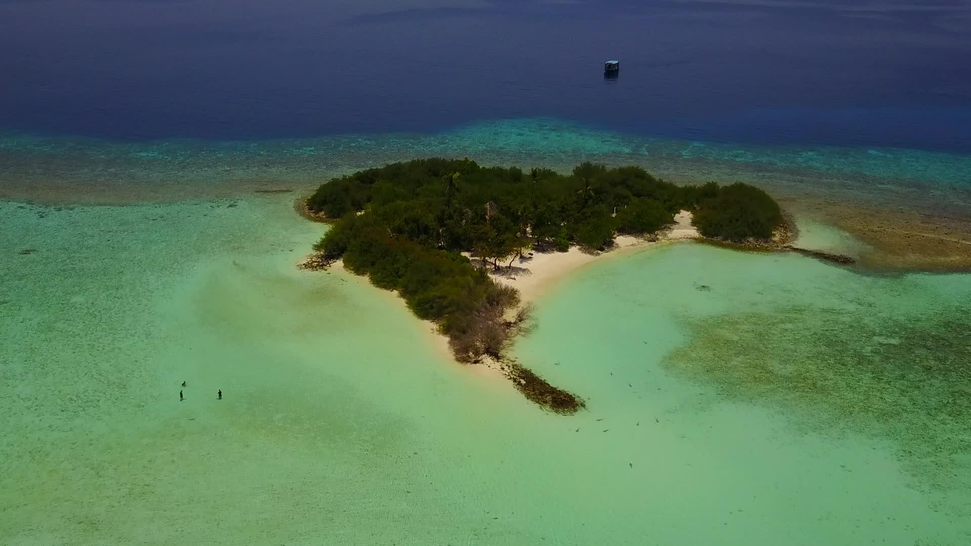 白沙背景蓝水海岸海滩冒险空中无人机摘要视频的预览图