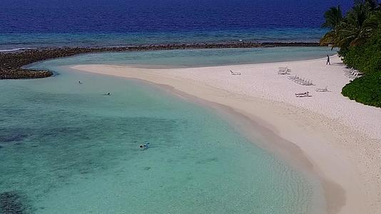 豪华旅游海滩冒险透明海洋和白色沙尘背景视频的预览图