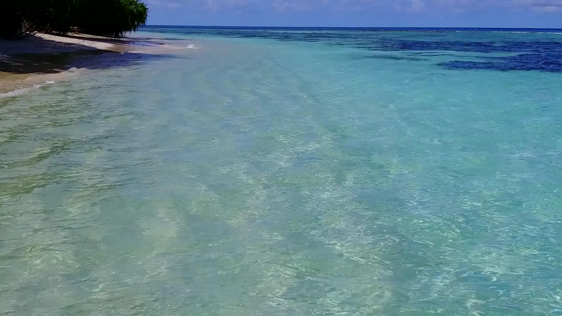 蓝绿色泻湖和白沙背景热带海景海滩之旅视频的预览图