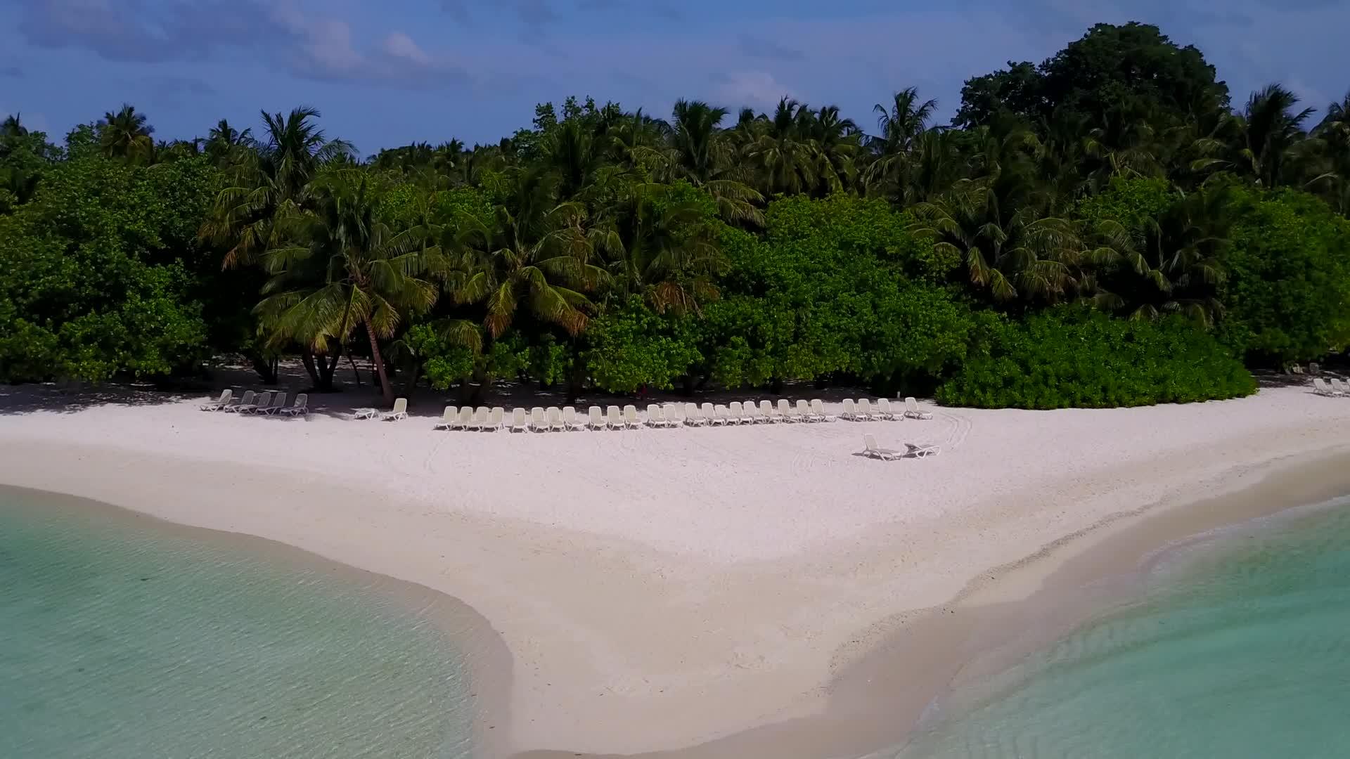 蓝绿海白沙背景外国海岸线海滩之旅无人机纹理视频的预览图