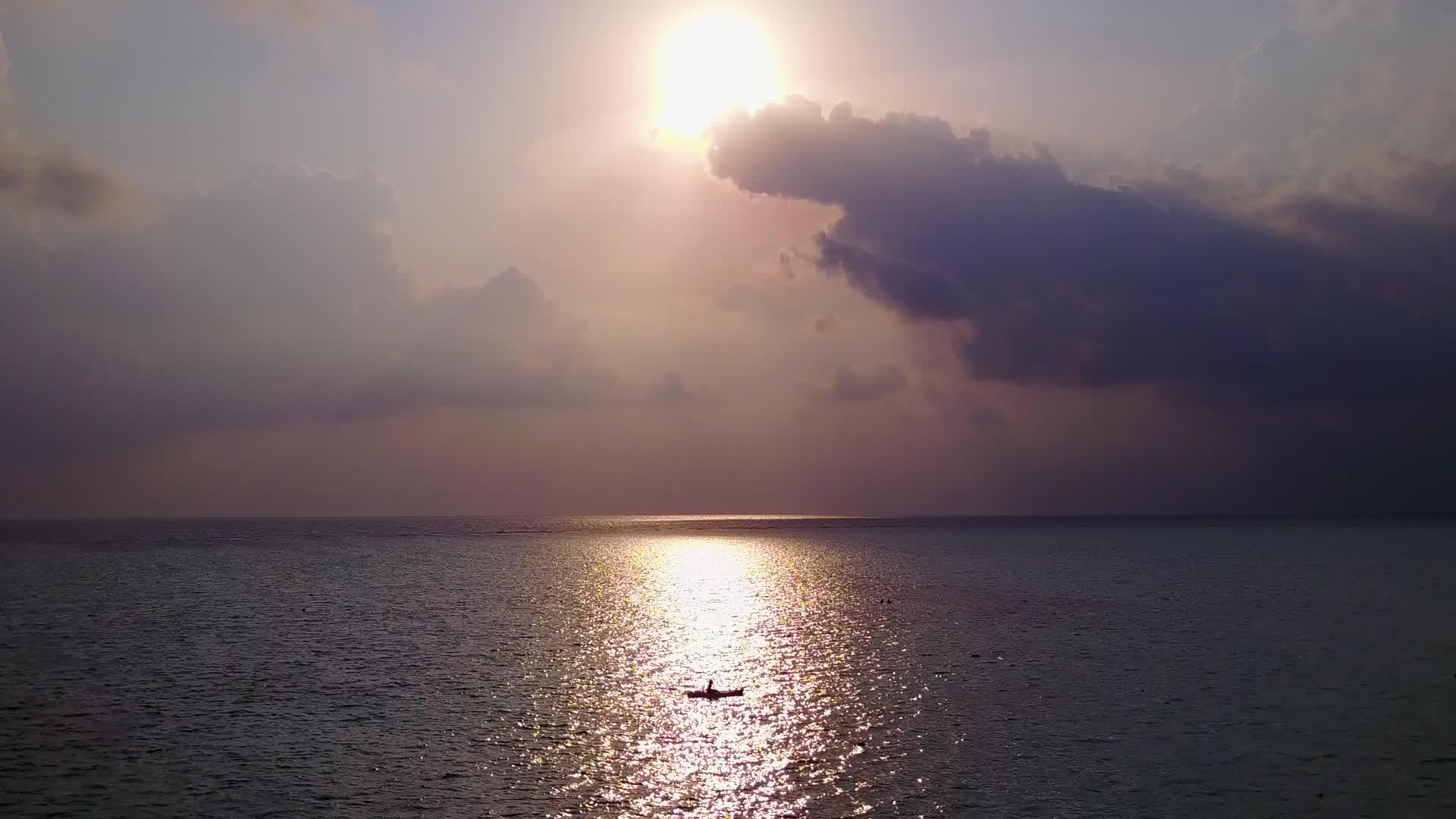蓝环礁湖以白沙为背景在海滩上冒险无人驾驶飞机视频的预览图