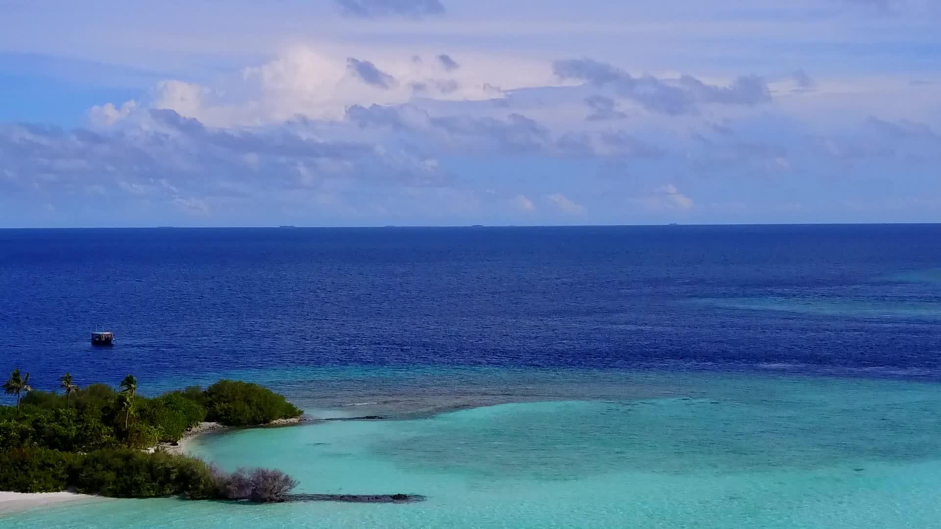 白沙背景蓝绿色海洋热带岛屿海滩冒险全景空中全景视频的预览图