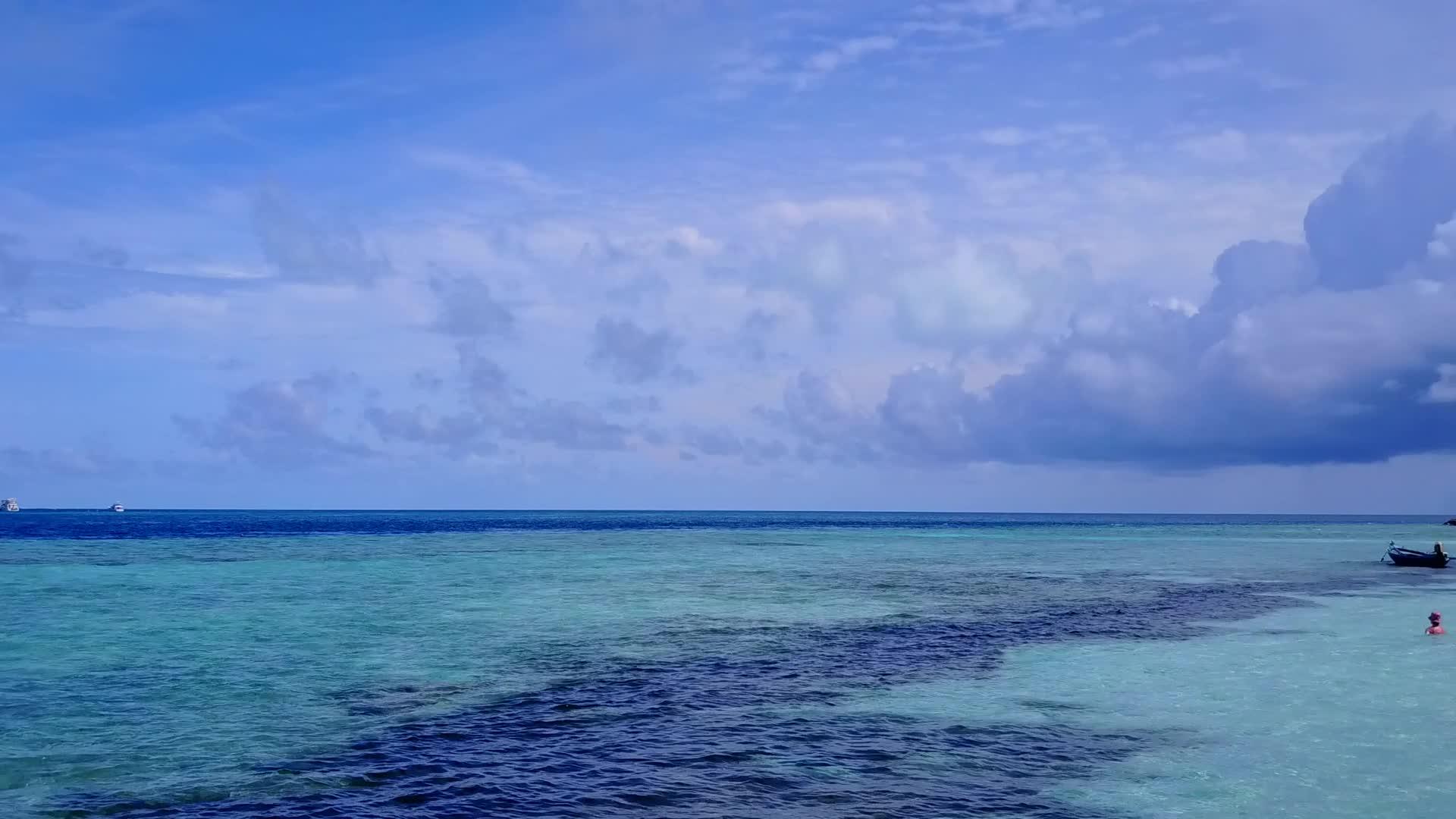 完美的度假胜地海滩生活方式蓝海和白色海滩背景全天视频的预览图