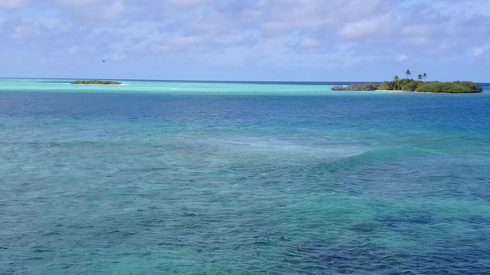 白沙背景浅海探索海洋岛屿海滩的空中无人飞机结构视频的预览图