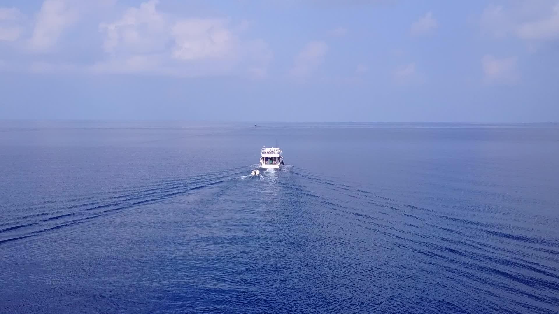 蓝色的绿色海洋背景为白色的沙子是海岸之旅视频的预览图