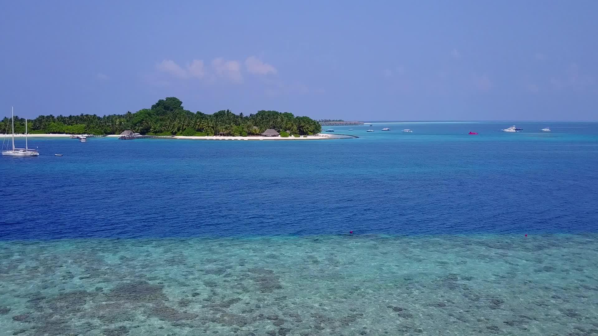 豪华环礁湖海滩的空中景观以透明的海和浅沙为背景视频的预览图
