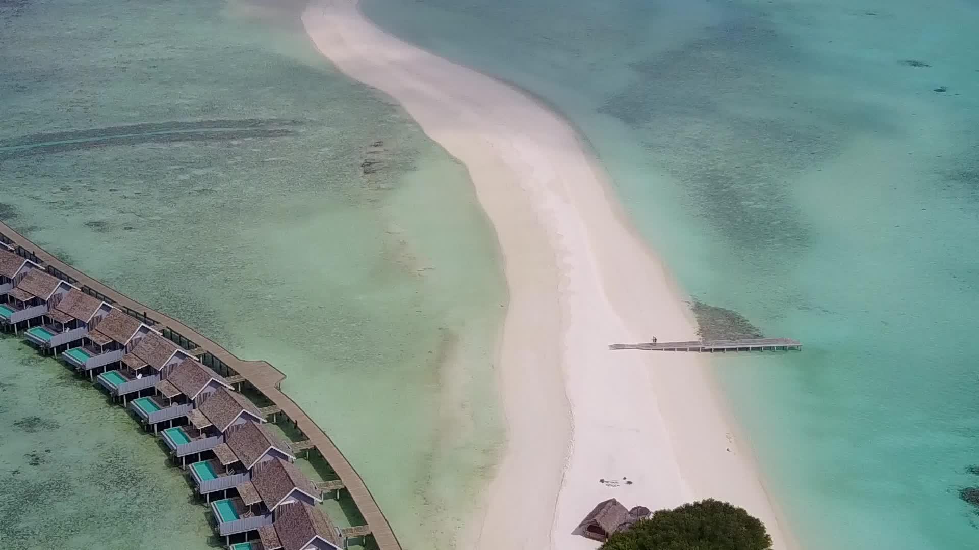 白沙背景绿松石海完美岛屿海滩冒险鸟瞰图视频的预览图