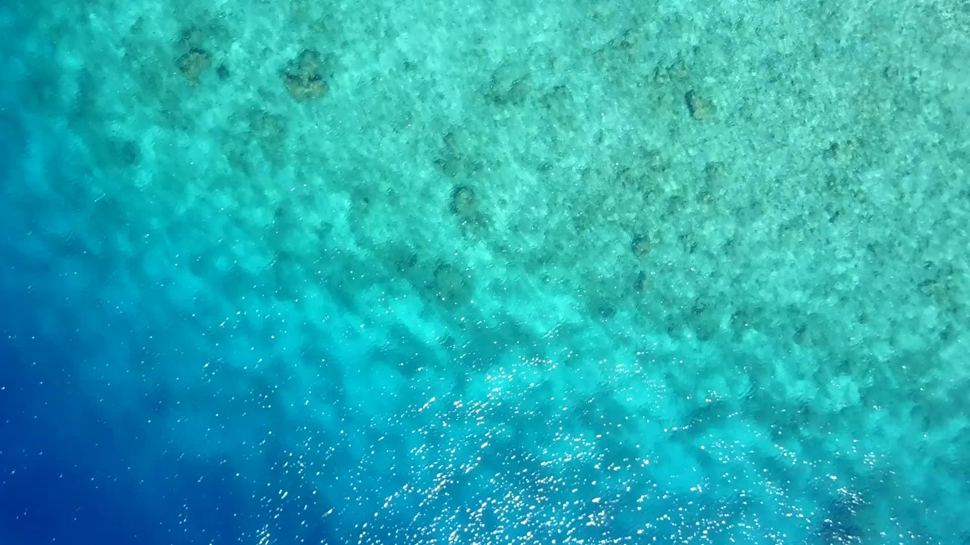 美丽的度假胜地海滩探险空中无人驾驶飞机天空从蓝色视频的预览图