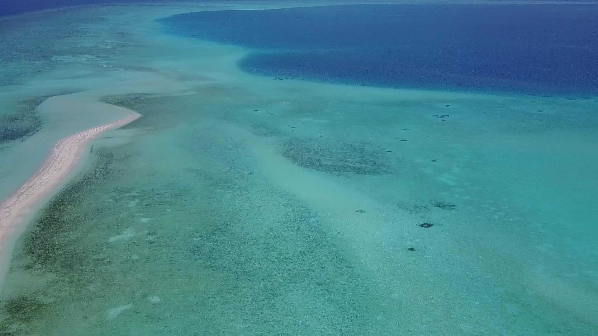 海滨海滩航行是透明的有白色的沙滩背景视频的预览图