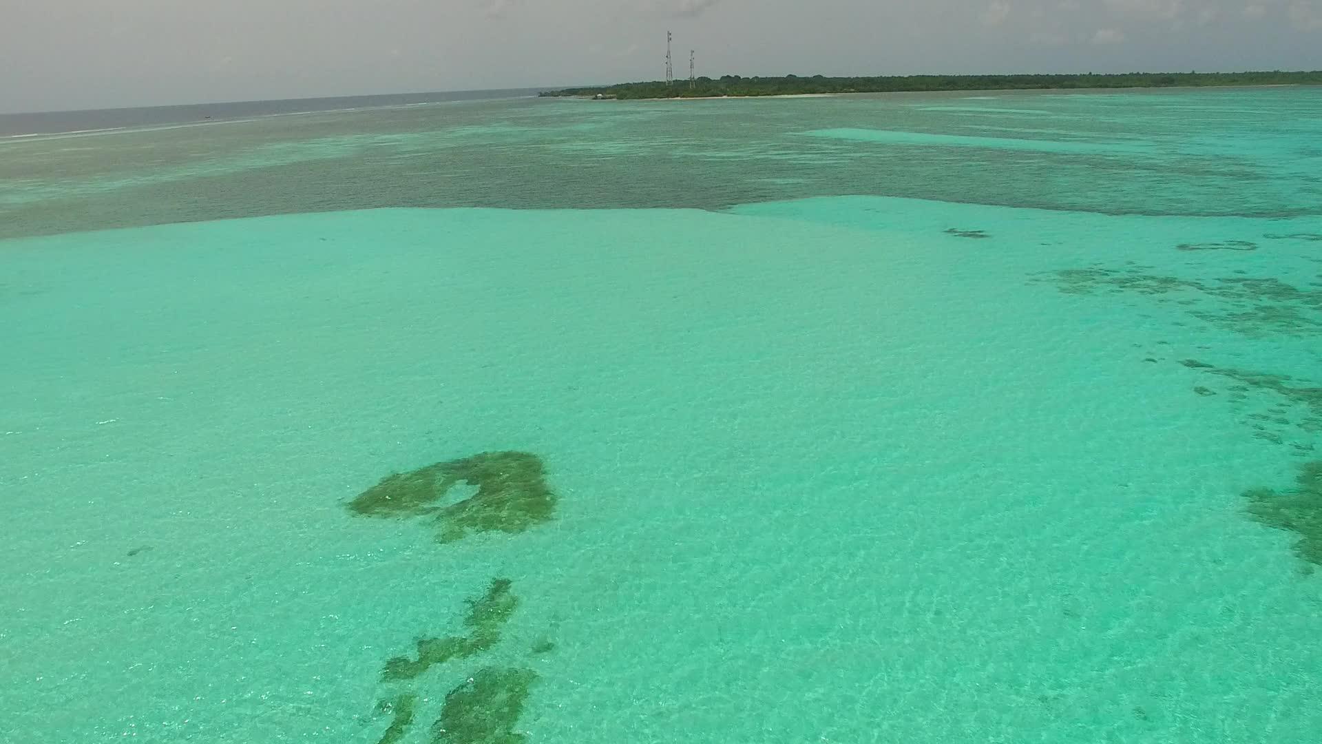蓝色环礁湖背景为白色沙子放松海湾海滩度假视频的预览图