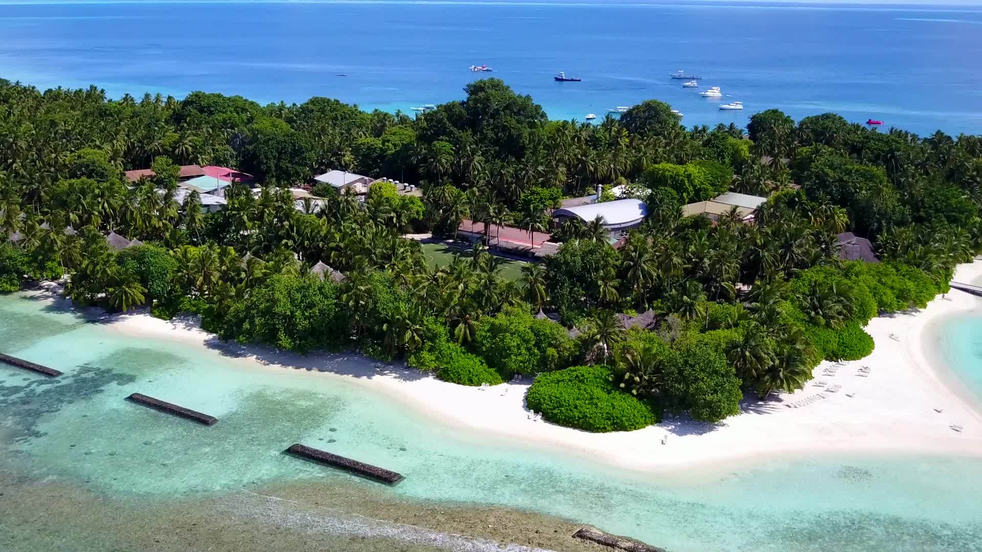 白沙背景蓝色泻湖完美海滩航行空中无人机海景视频的预览图