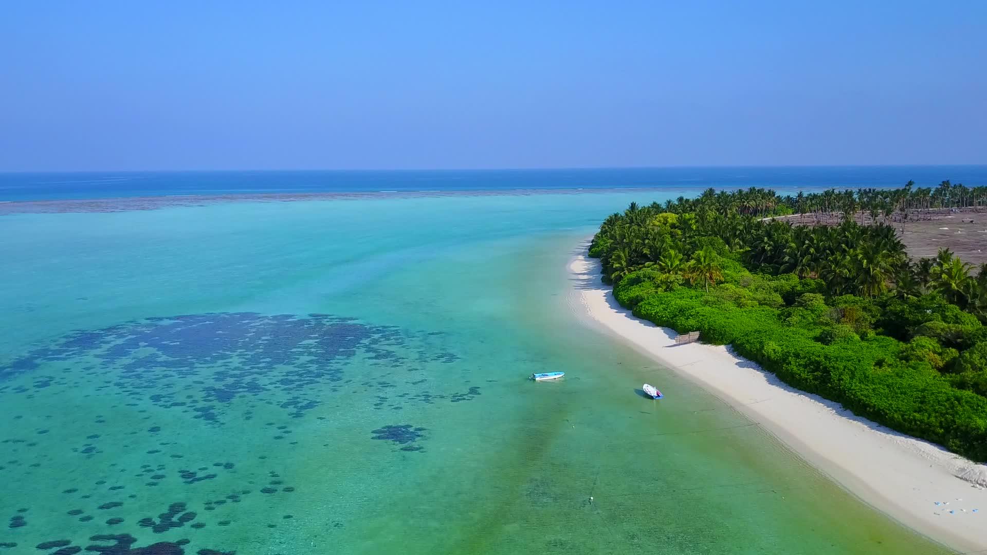 以浅海和白色沙滩为背景的天堂度假胜地海滩旅游视频的预览图